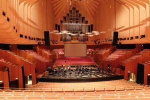 Notez les décrochés de l'architecture au niveau des parois de l'opéra de Sydney.
